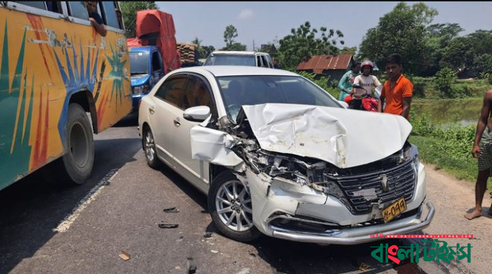 ব্রাহ্মণবাড়িয়ায় বাসের সঙ্গে সংঘর্ষে দুমড়েমুচড়ে গেল পাকিস্তানের ডেপুটি হাইকমিশনারের গাড়ি
